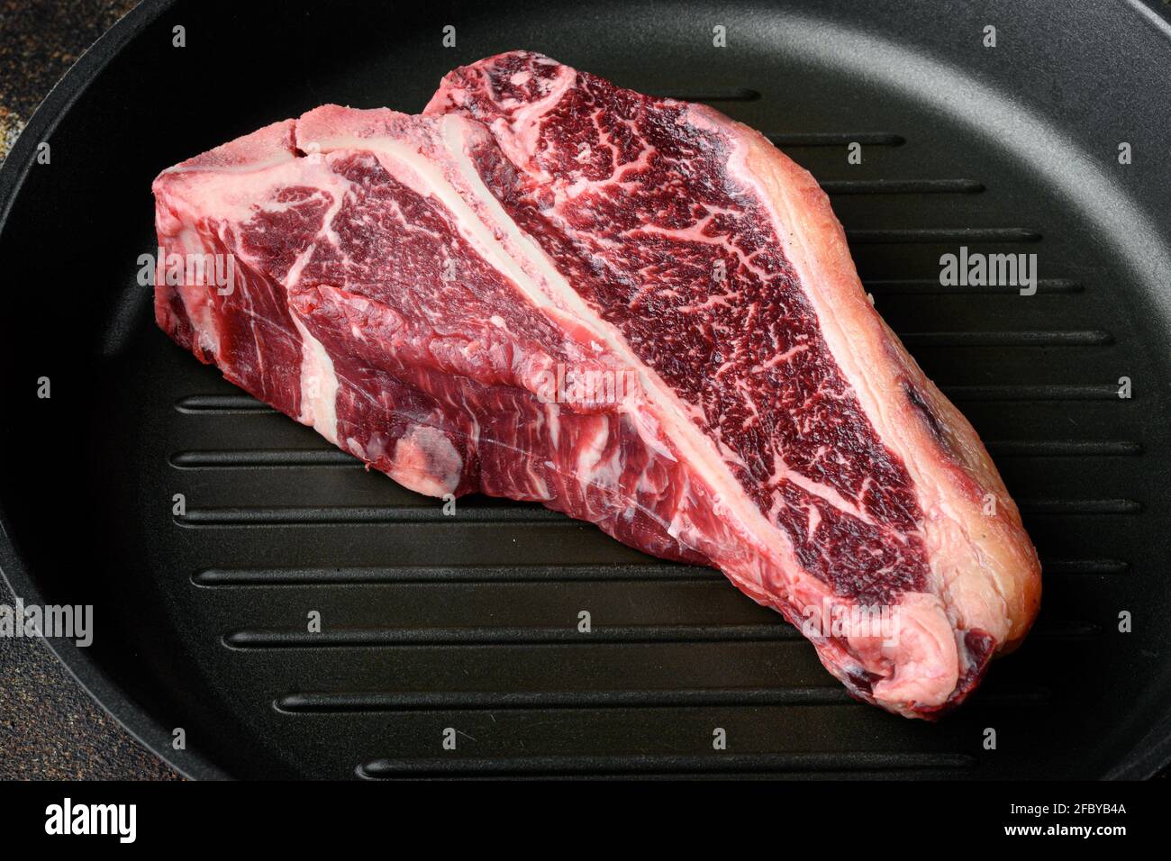 Trocken gereifte t t Knochen marmorierte Rindfleisch Steak-Set, in Braten  Gusseisen Pfanne, auf alten dunklen rustikalen Hintergrund Stockfotografie  - Alamy