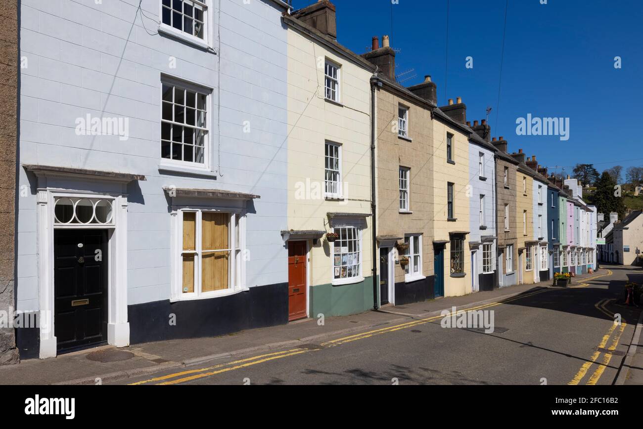 Farbenfrohe Reihe traditioneller Reihenhäuser in Bridge Street, Monmouthshire, Chepstow, Wales Stockfoto