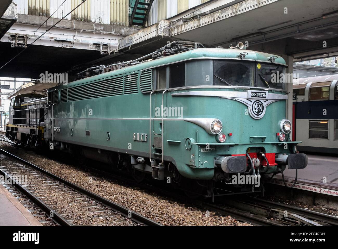 VERSAILLES, FRANKREICH - 22. JULI 2011: Heritage elektrische Lokomotive BB 25200 Serie steht auf einer Plattform des Bahnhofs Versailles Chantier. Es ist ein P Stockfoto