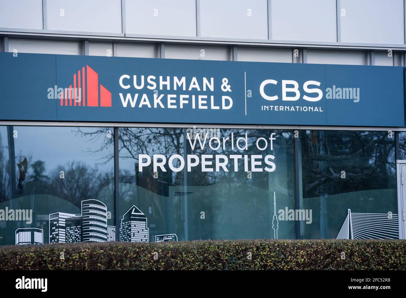 BELGRAD, SERBIEN - JANUAR 3 2021: Cushman & Wakefield Logo auf ihrem Hauptbüro für Belgrad. Cushman and wakefield ist ein amerikanischer Immobilienmakler Stockfoto