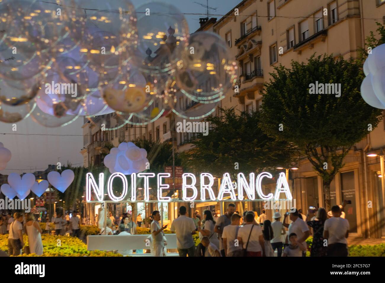 Noite Branca, Touristikveranstaltung bei weißer Nacht in Braga, Nordportugal. Avenida da Liberdade, Stadt Braga. Stockfoto
