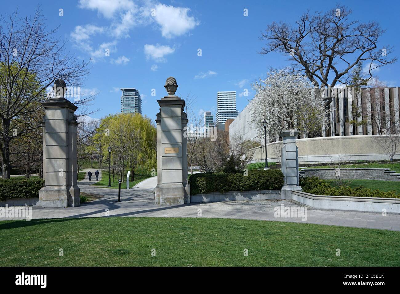 Toronto, Kanada - 23. April 2021: Das Law School Building der Universität Toronto, neben den Toren zum Philosopher's Walk. Stockfoto