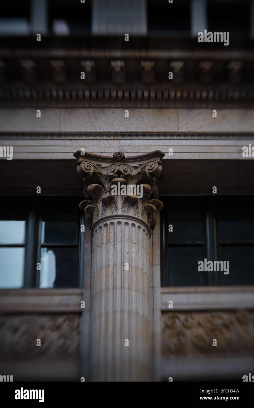 Lensbaby-Foto der korinthischen Säule auf dem Stadtgebäude Stockfoto