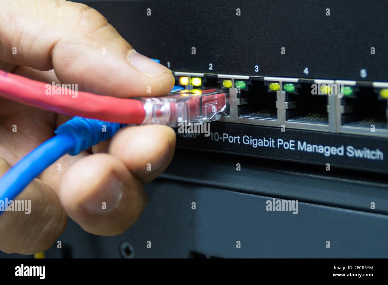 Techniker verbinden Kabel-Netzwerk zu Switch-Port im Serverraum , Konzept Internet-Netzwerk-Management Stockfoto