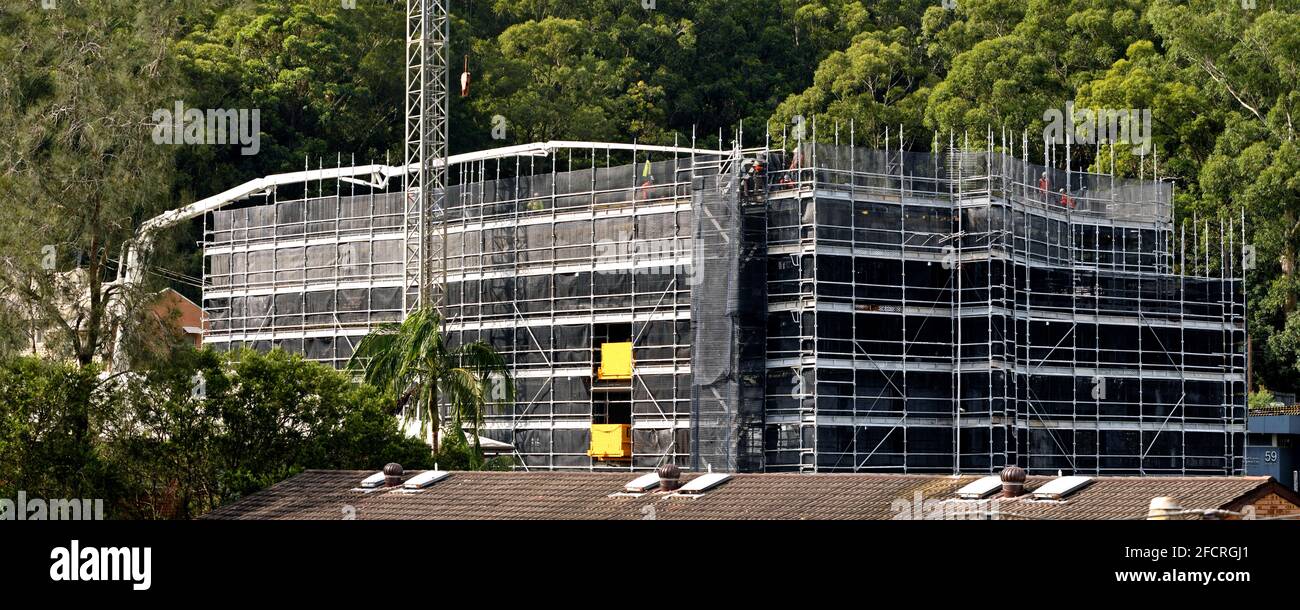 März 30.2021. Die erweiterte Betonauslegerpumpe liefert Material für die Entwicklung neuer Wohneinheiten bei 56-58 Beane St. Gosford, Australien. Stockfoto