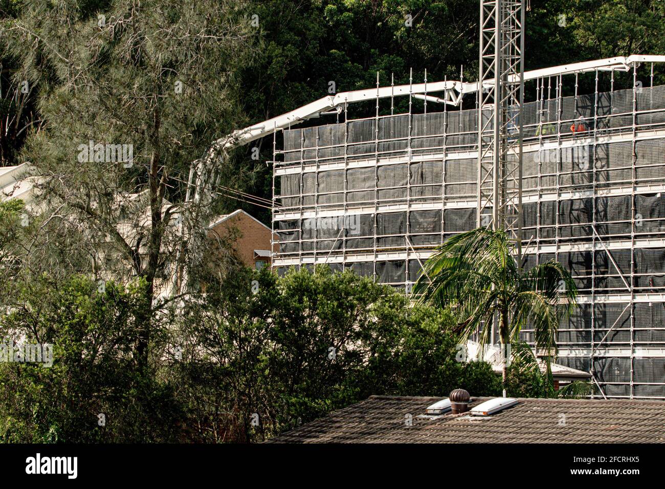 März 30. 2021. Betonpumpen auf einer neuen Baustelle mit Buschland-Kulisse. Neuer sozialer Wohnungsbau bei 56-58 Beane St. Gosford, Australien. Fotoserie. Stockfoto