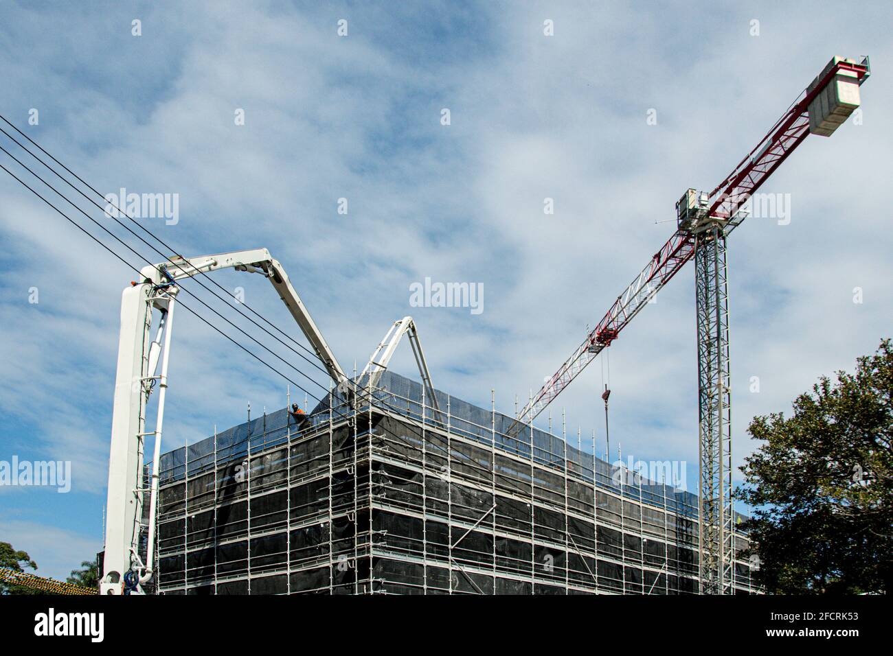 März 30. 2021. Betonausleger-Pumpe liefert Beton auf der neuen Baustelle bei 56-58 Beane ST, Gosford, Australien. Teil einer Baufortschrittsreihe. Stockfoto
