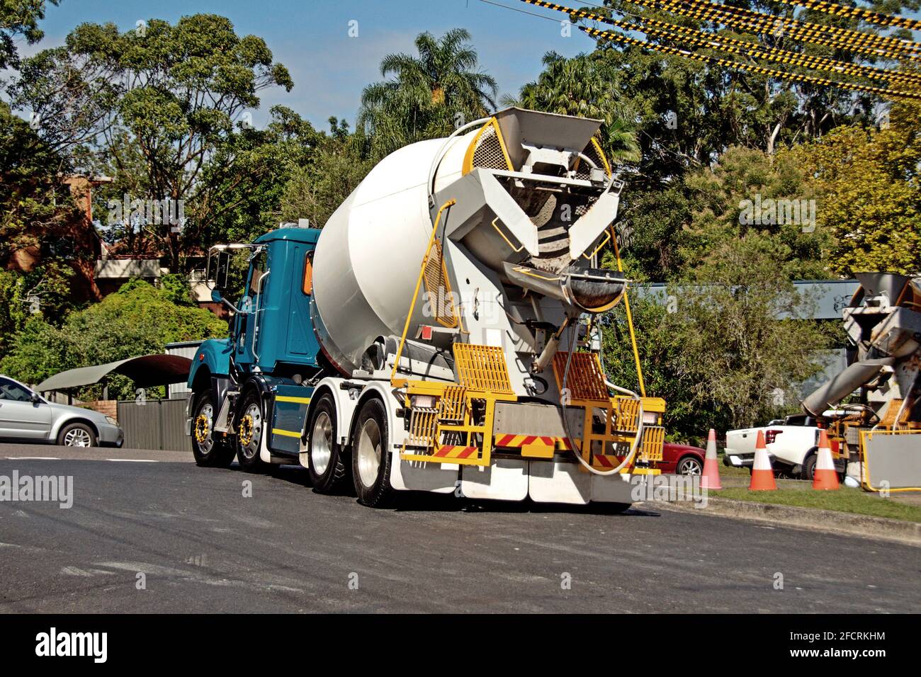 März 30. 2021. Zement-LKW, der auf die Baustelle mit Buschland-Hintergrund geliefert wird. Neue Wohneinheiten für sozialen Wohnungsbau in der Beane St, Gosford, 56. Stockfoto