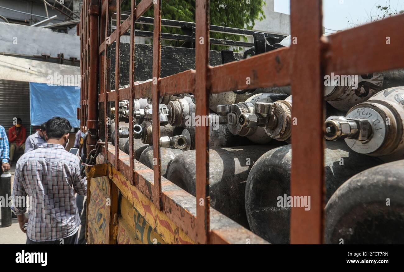 Neu-Delhi, Indien. April 2021. Leere Sauerstoffflaschen sind in einem Lieferwagen vor dem Sauerstoffabfüllzentrum in Neu-Delhi zu sehen. Indien geht während der zweiten Welle der Covid-19-Pandemie der Sauerstoff aus. Indien verzeichnete an einem einzigen Tag 332,730 neue Covid-19-Fälle und 2,263 Todesfälle an einem letzten Tag. Kredit: SOPA Images Limited/Alamy Live Nachrichten Stockfoto