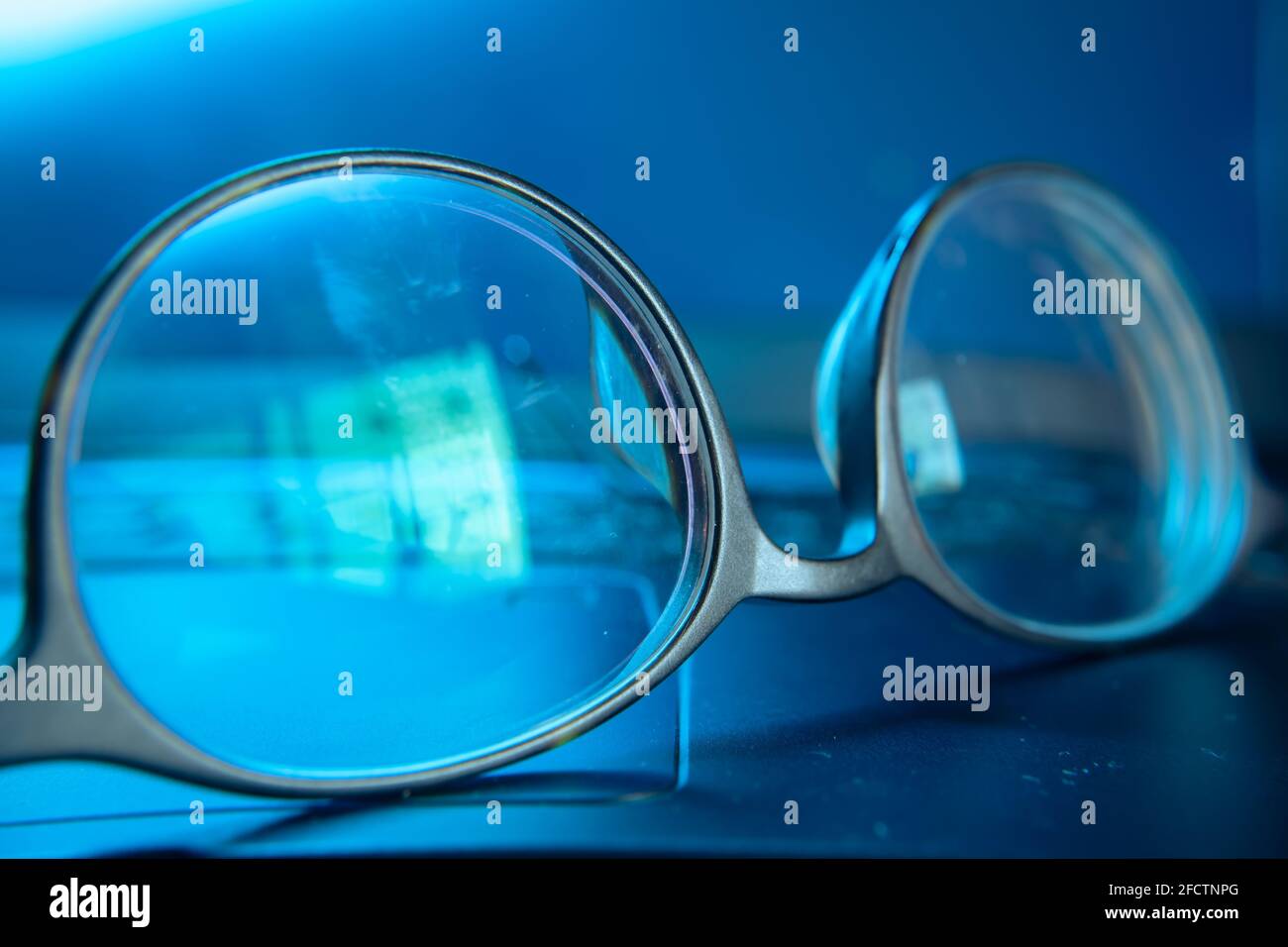 Brillen in blauem Licht vom Computerbildschirm Stockfoto