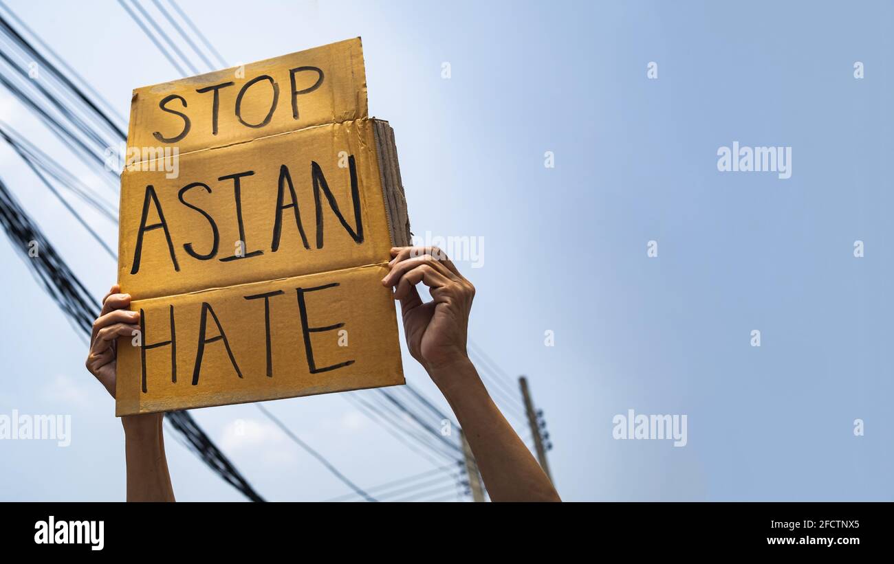 Ein Mann hält Stop Asian Hate-Zeichen Stockfoto