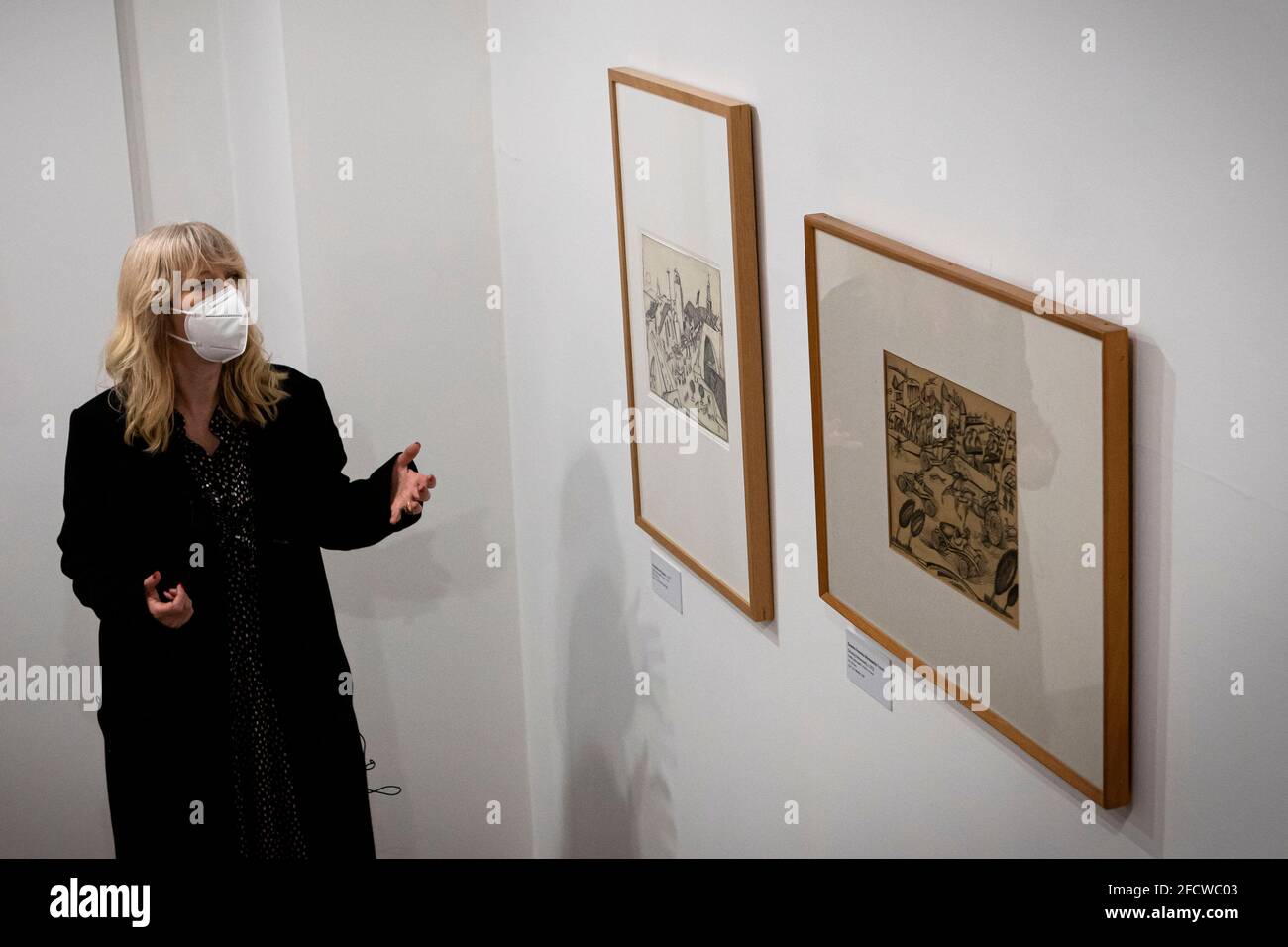 Vila Nova De Gaia, Portugal. April 2021. Catarina Alfaro, Kuratorin der Ausstellung, betrachtet die Zeichnungen während der Veranstaltung.die Ausstellung, Zeichnungen und Karikaturen von Amadeo de Souza-Cardoso wurden im Casa-Museu Teixeira Lopes/Galerien Diogo de Macedo, dem größten Museum in Gaia, eingeweiht. (Foto von Teresa Nunes/SOPA Images/Sipa USA) Quelle: SIPA USA/Alamy Live News Stockfoto