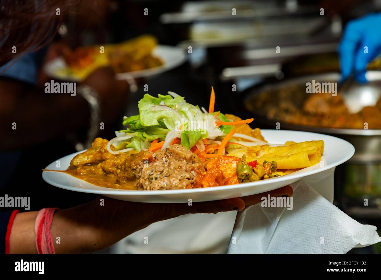 Vegetarisches Essen bei einer hinduistischen Hochzeitsfeier Stockfoto