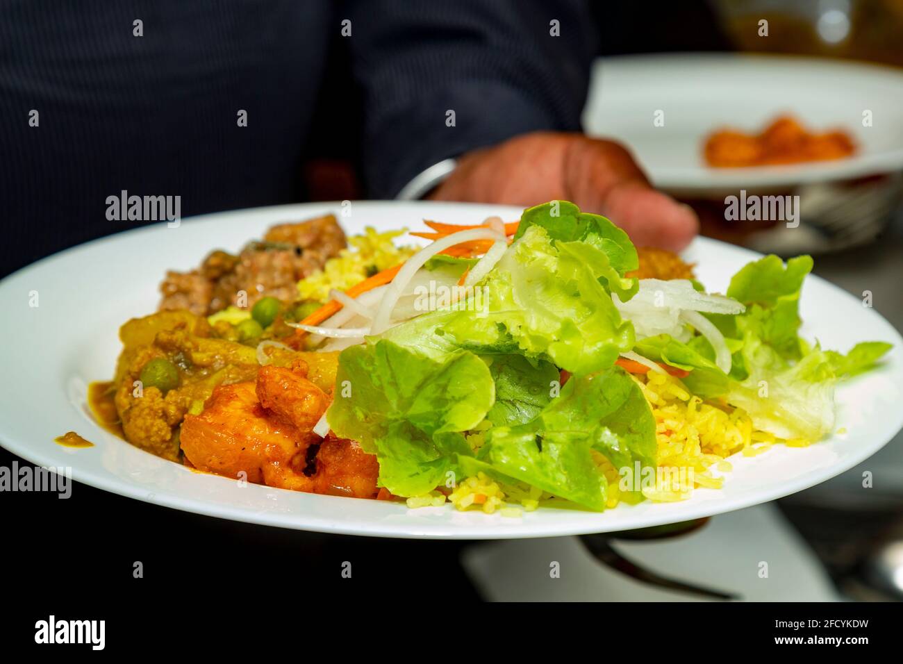 Vegetarisches Essen bei einer hinduistischen Hochzeitsfeier Stockfoto
