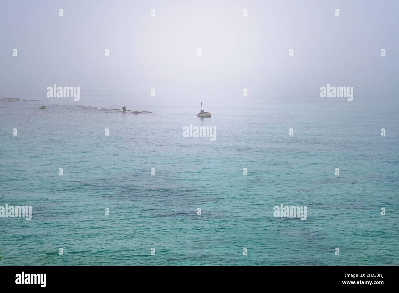 Ein großes Gewässer an einem nebligen Morgen im Hafen von Jaffa, Tel Aviv, Israel. Hochwertige Fotos Stockfoto