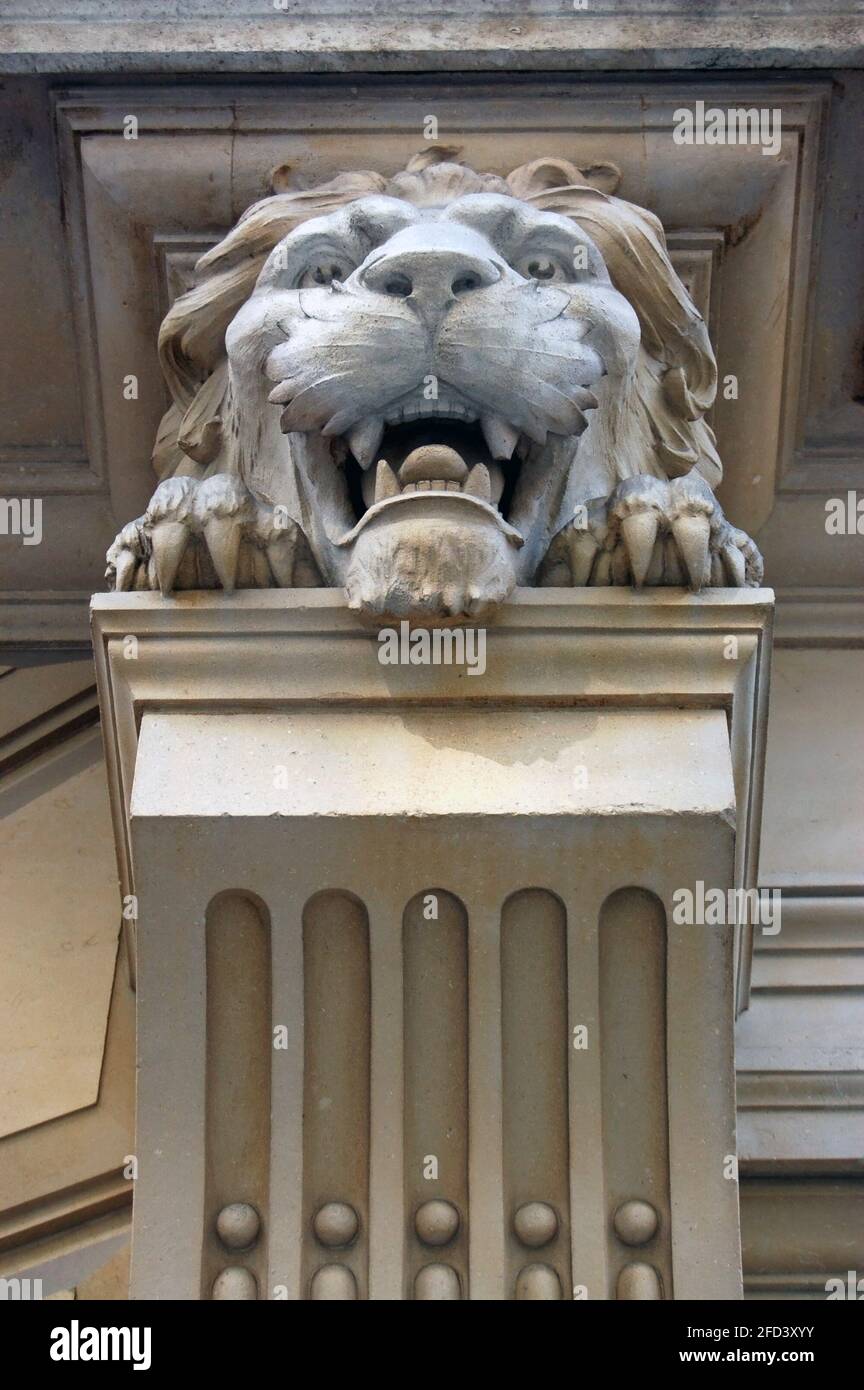 Ein Steinlöwe, der die Oberseite eines Pilasters schmückt An der Fassade eines viktorianischen Bürogebäudes im Zentrum der City of London Finanzdistr Stockfoto