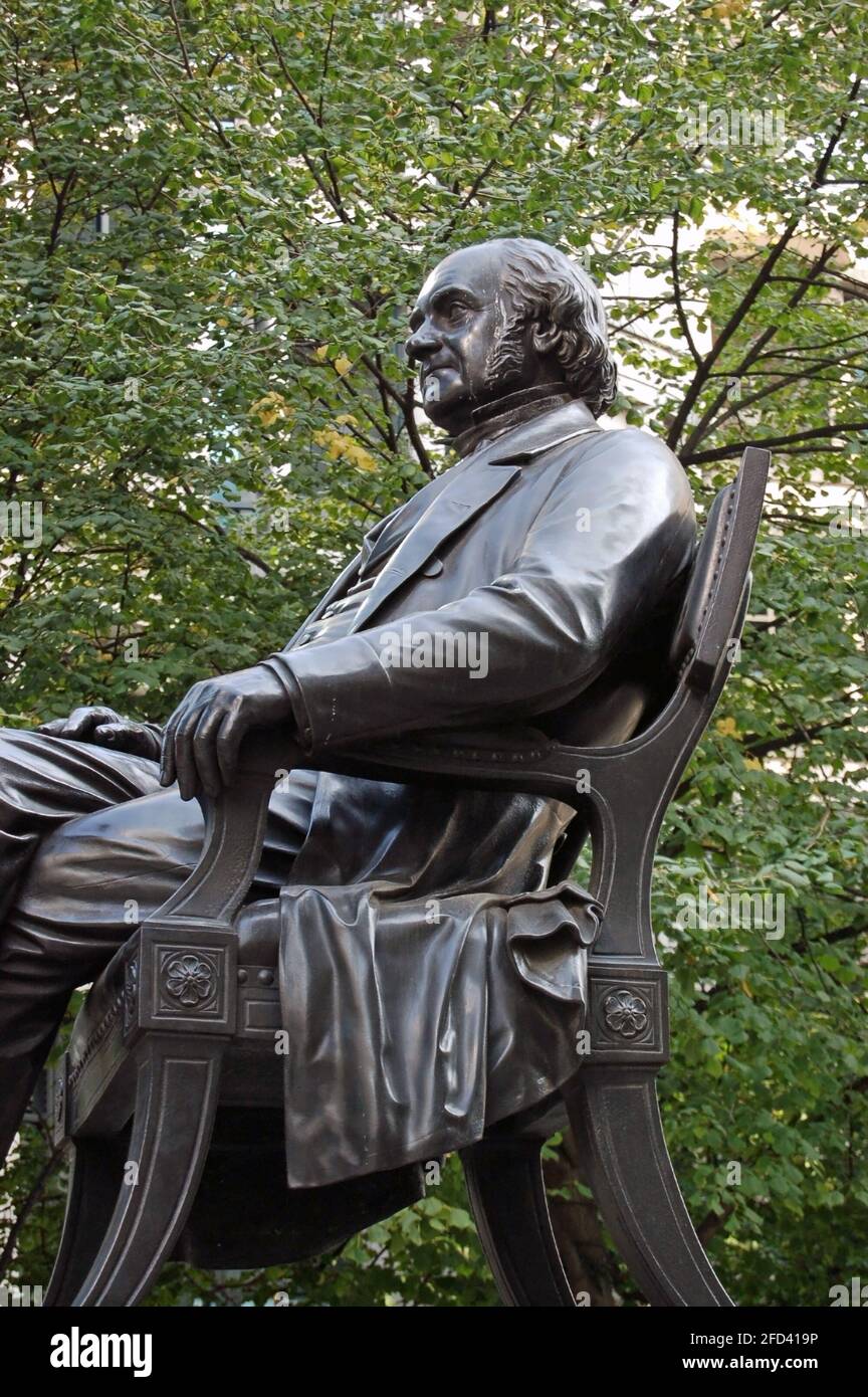 Eine Bronzestatue des amerikanischen Philanthropen George Peabody (1795 - 1869) im Zentrum der City of London. Geboren in Massachusetts Stockfoto