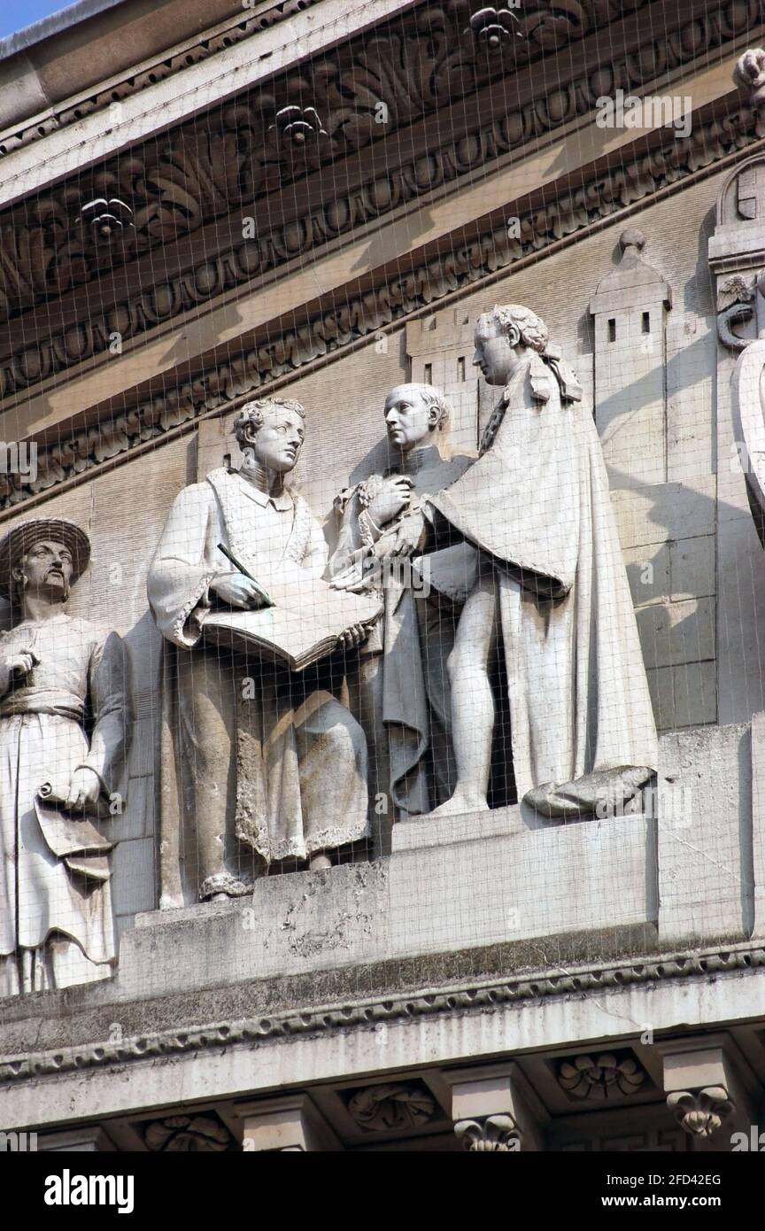 Detail des Frieses von Skulpturen auf dem pedamenta des Royal Exchange Gebäudes im Herzen des City of London Finanzviertels. Die Statuen s Stockfoto