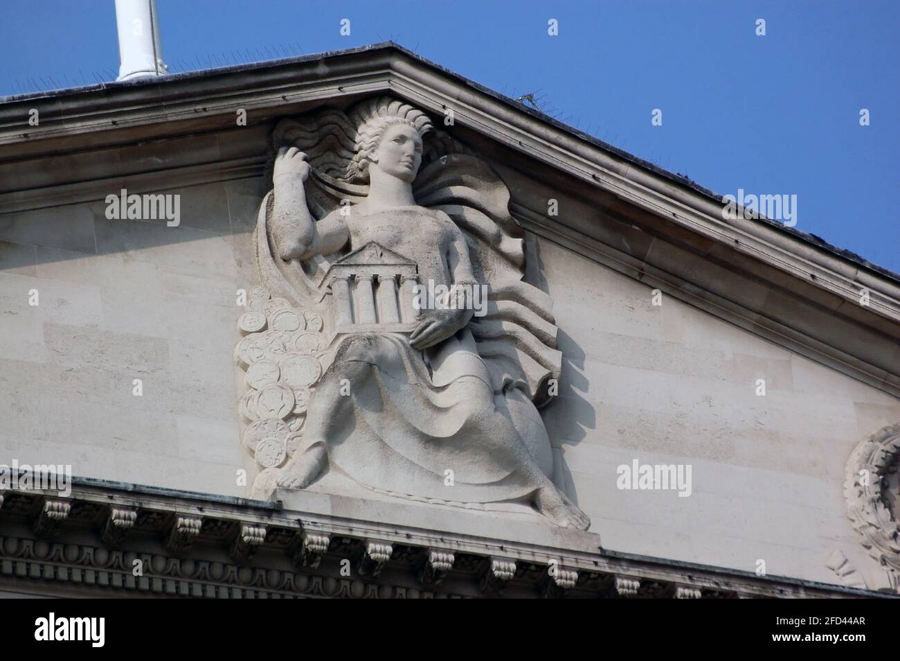 Skulptur von Sir Charles Wheeler im klassischen Portikus an der Fassade der Bank of England in der Threadneedle Street in der City of London. Der Stockfoto