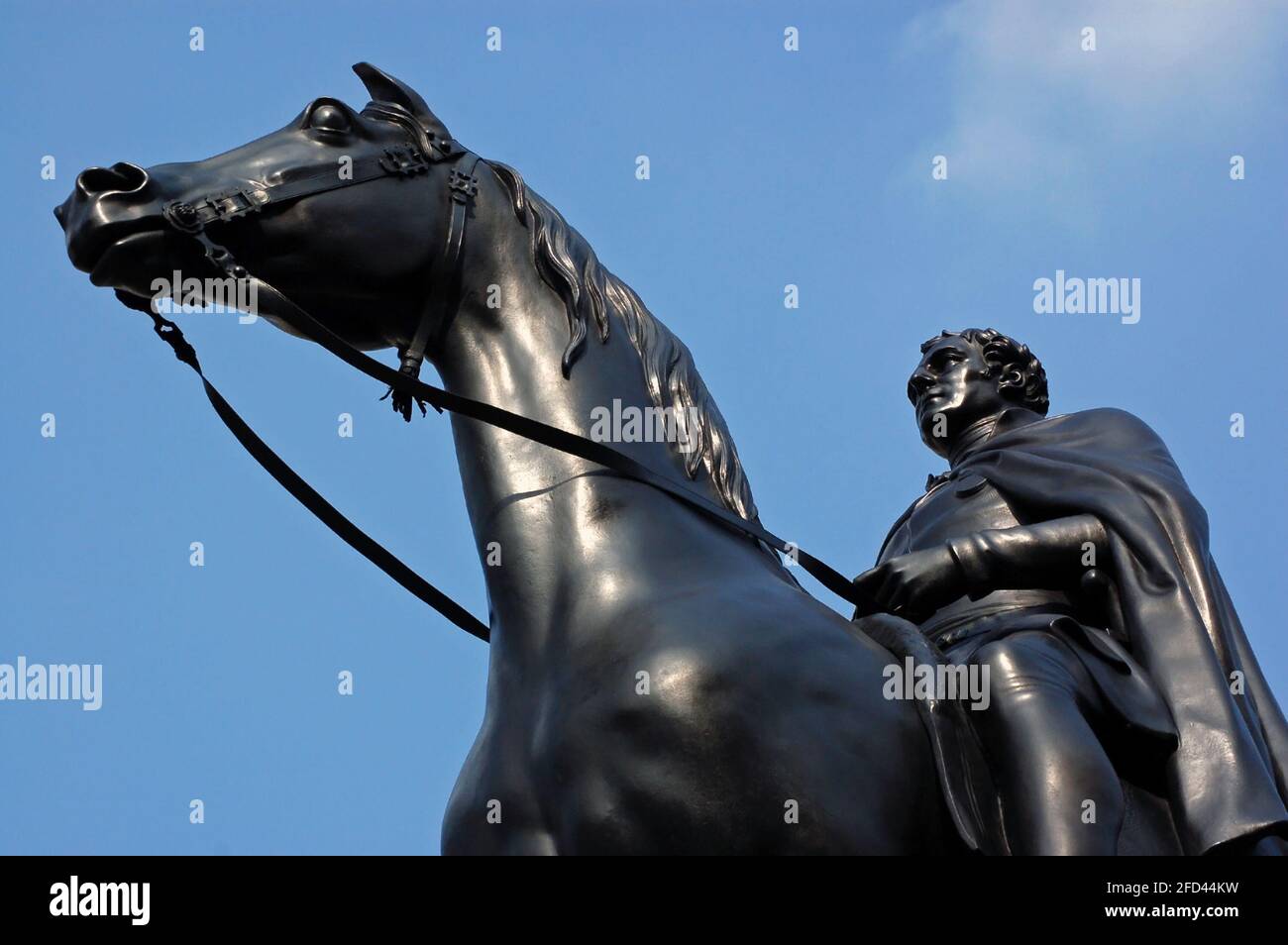 Eine Reiterstatue des Herzogs von Wellington im Zentrum der City of London. Feldmarschall Arthur Wellesley der 1. Herzog von Wellington war Prime Mi Stockfoto