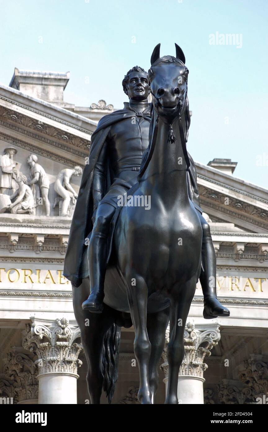 Eine Reiterstatue des Herzogs von Wellington vor dem Gebäude der Royal Exchange im Zentrum der City of London. Feldmarschall Arthur Wellesley Stockfoto