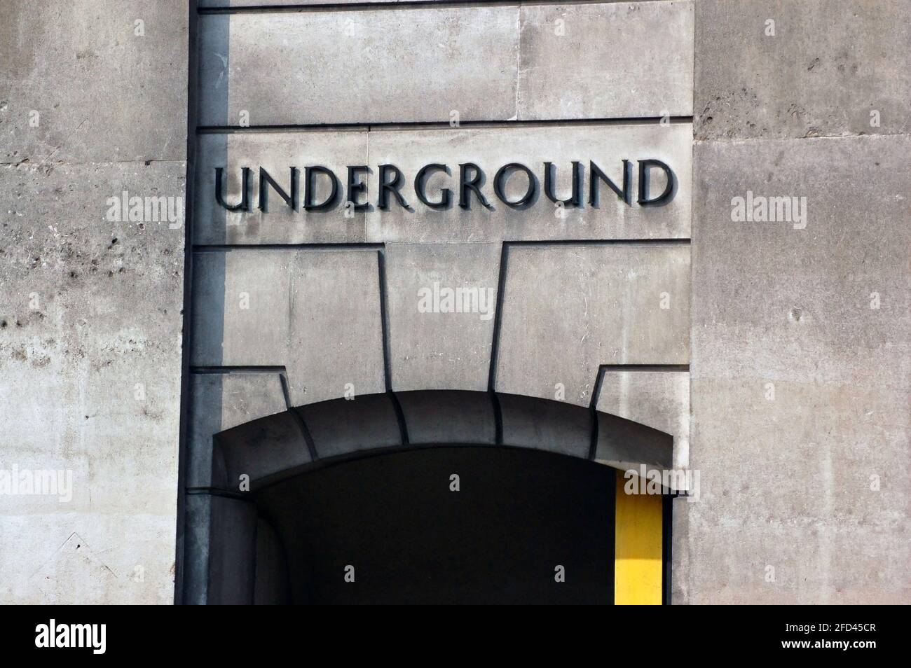 Ein Eingang zum Londoner Bahnnetz, allgemein bekannt als die "U-Bahn". Dieser Eingang befindet sich unter der Bank of England in der City of London. Stockfoto