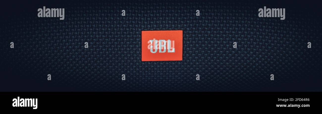 Galle, Sri Lanka - 02 19 2021: Orangefarbenes JBL Logo auf dem schwarzen Ladegerät 4 Nahaufnahme. Stockfoto