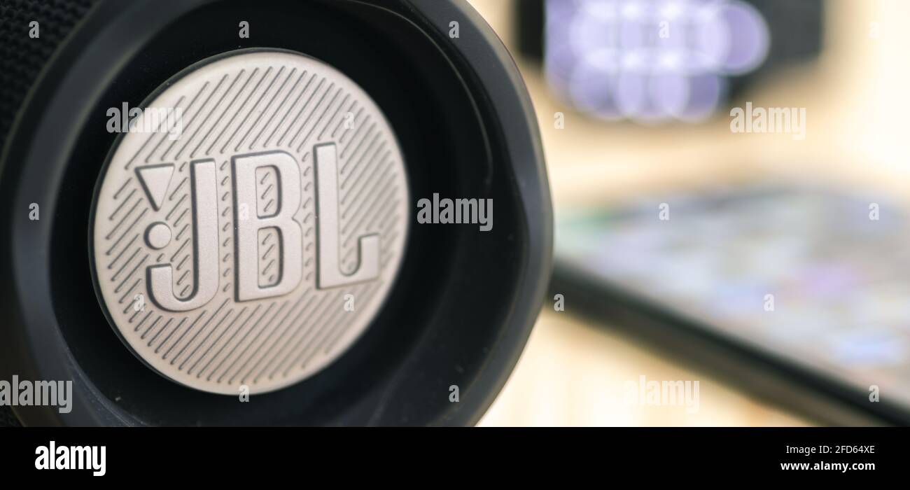 Galle, Sri Lanka - 02 19 2021: JBL Charge 4 Portable Speakers Logo geprägt. Stockfoto