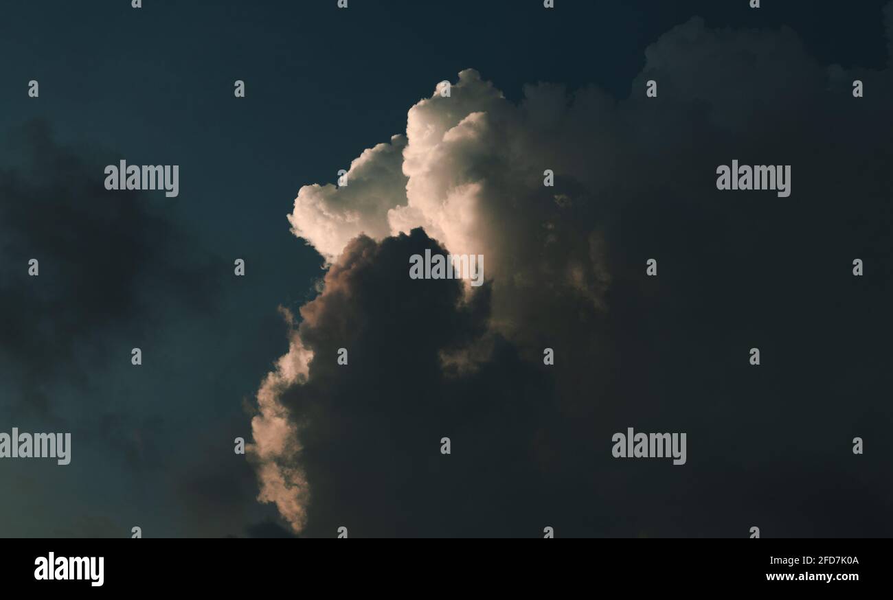 Dunkle und düstere Wolken sammeln sich vor dem Gewitter. Stockfoto
