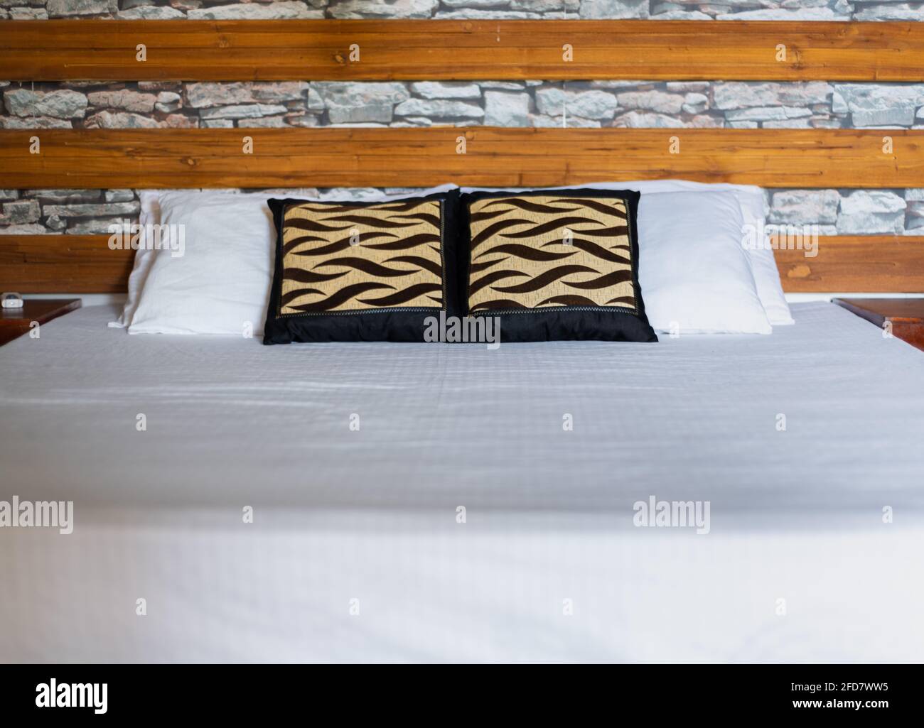 Das Doppelbett in der Cabana, weiße und saubere Bettwäsche, weiche Kissen, Luxus-Lifestyle. Stockfoto