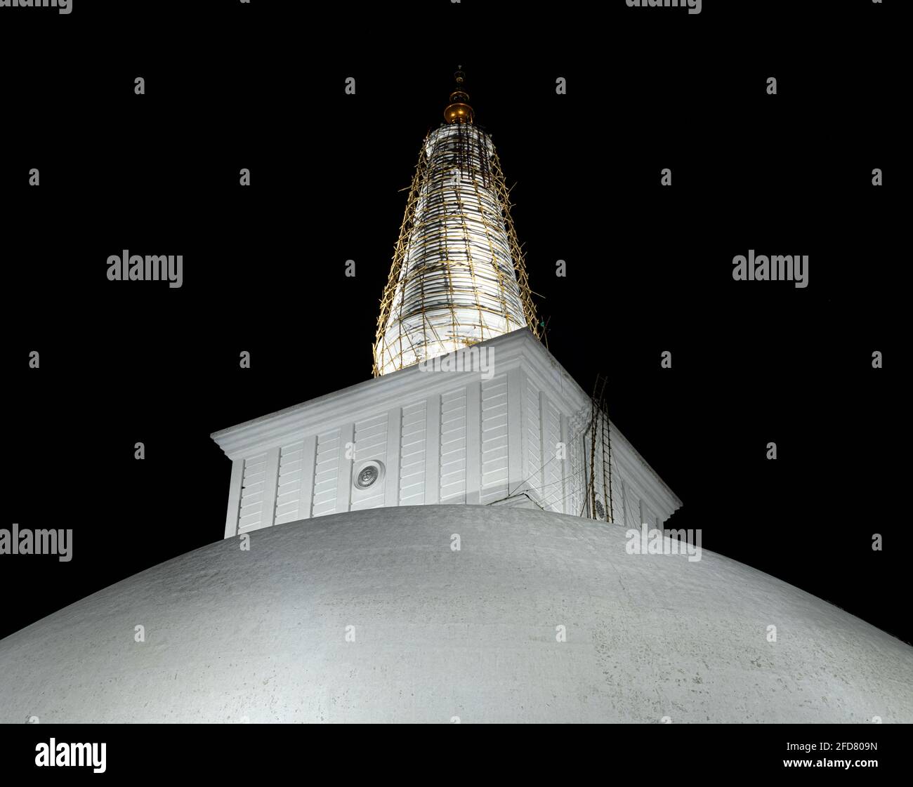 Ruwanwelisayas Stupa leuchtet in der Nacht, es ist eine halbkugelförmige Struktur und enthält heilige Buddhas Reliquien, die von König Dutugamunu gebaut wurden. Stockfoto