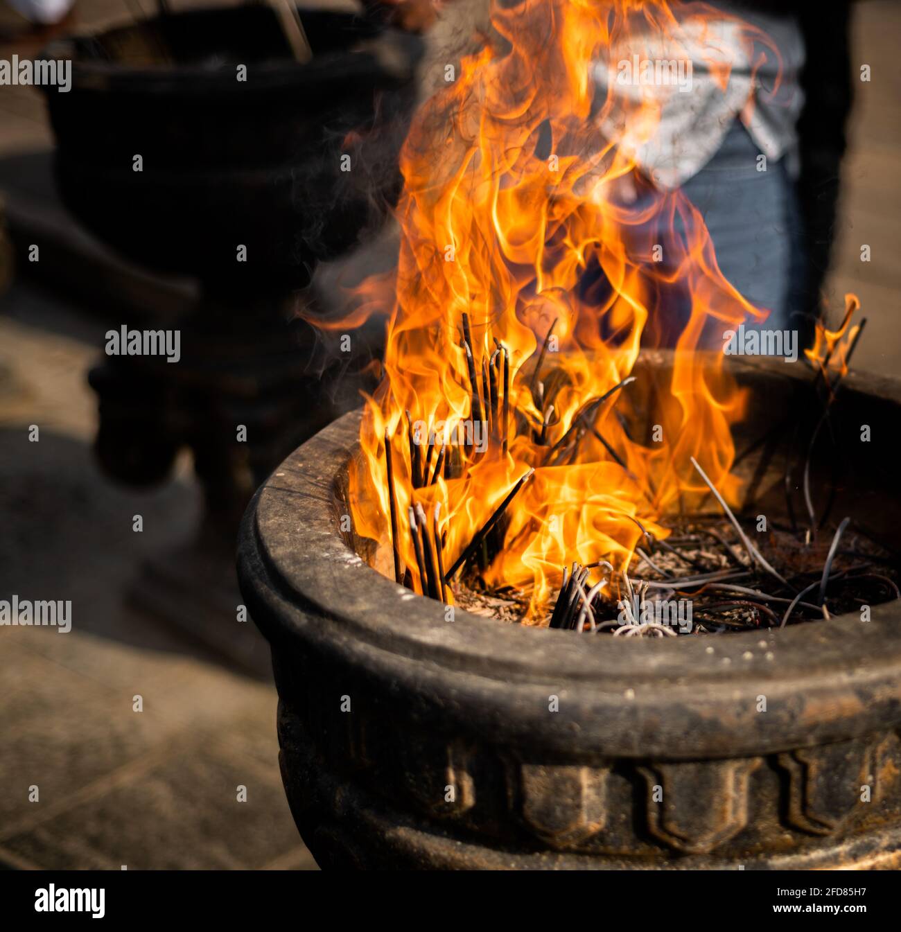 Viele Räucherstäbchen sind in Flammen auf dem Steintopf bei Jaya Sri Maha Bodhi Anuradhapura, Räucherstäbchen sind auf dem Feuer. Der angenehme Duft ist einer von t Stockfoto