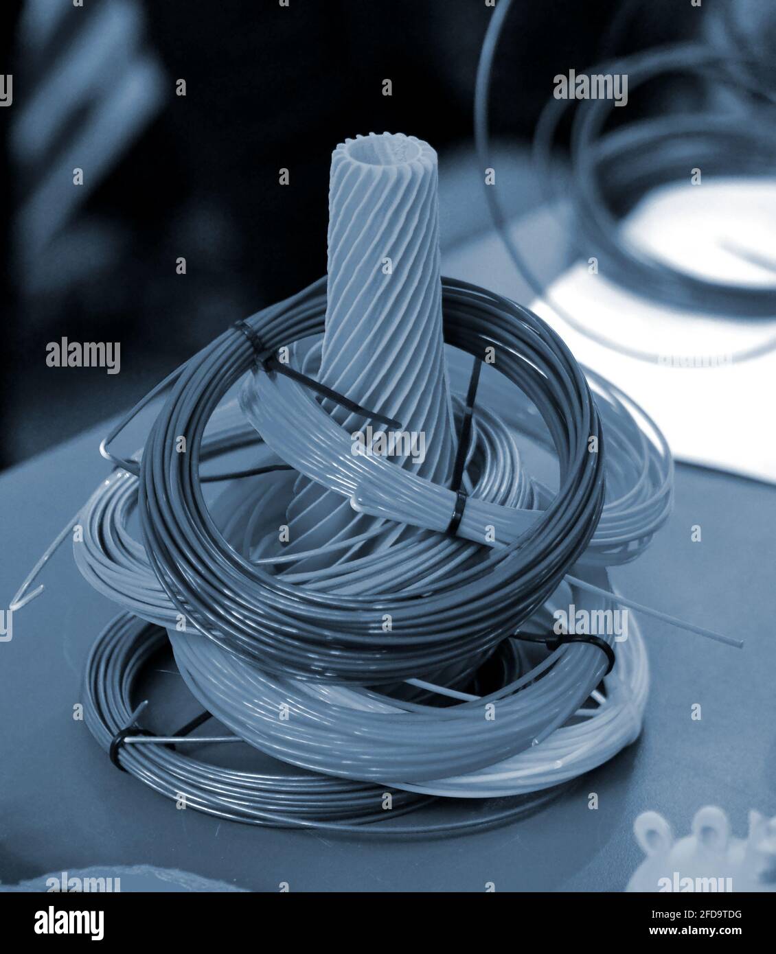 Abbildung und Skeins aus Kunststoff für 3D-Drucker. Produktion mit 3d-Drucker gedruckt Stockfoto