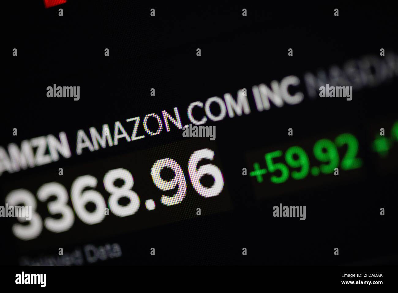 Bukarest, Rumänien - 24. April 2021: Geringe Schärfentiefe (selektiver Fokus) und Makrobild mit Amazon-Zitat auf einem digitalen Bildschirm. Stockfoto