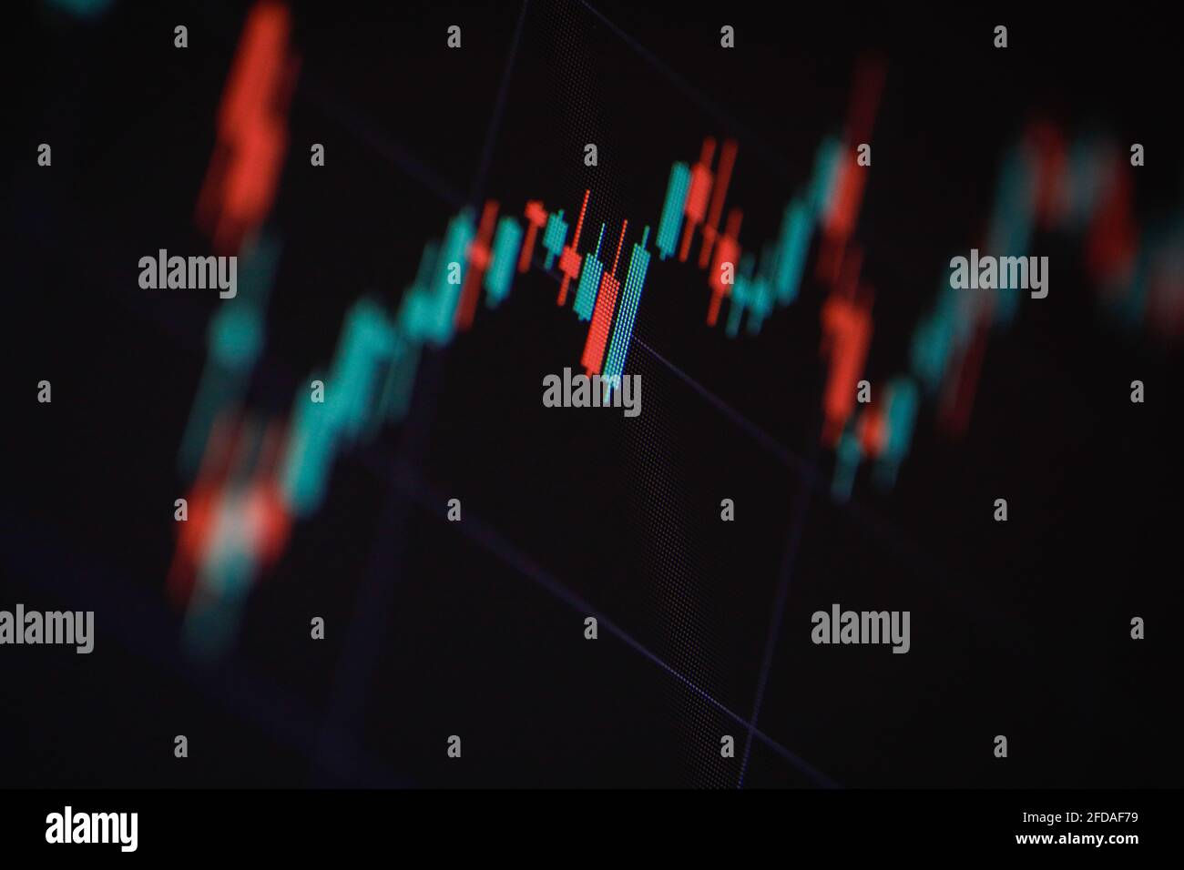 Geringe Schärfentiefe (selektiver Fokus) mit Details eines Candlestick-Diagramms auf einem Computerbildschirm. Stockfoto