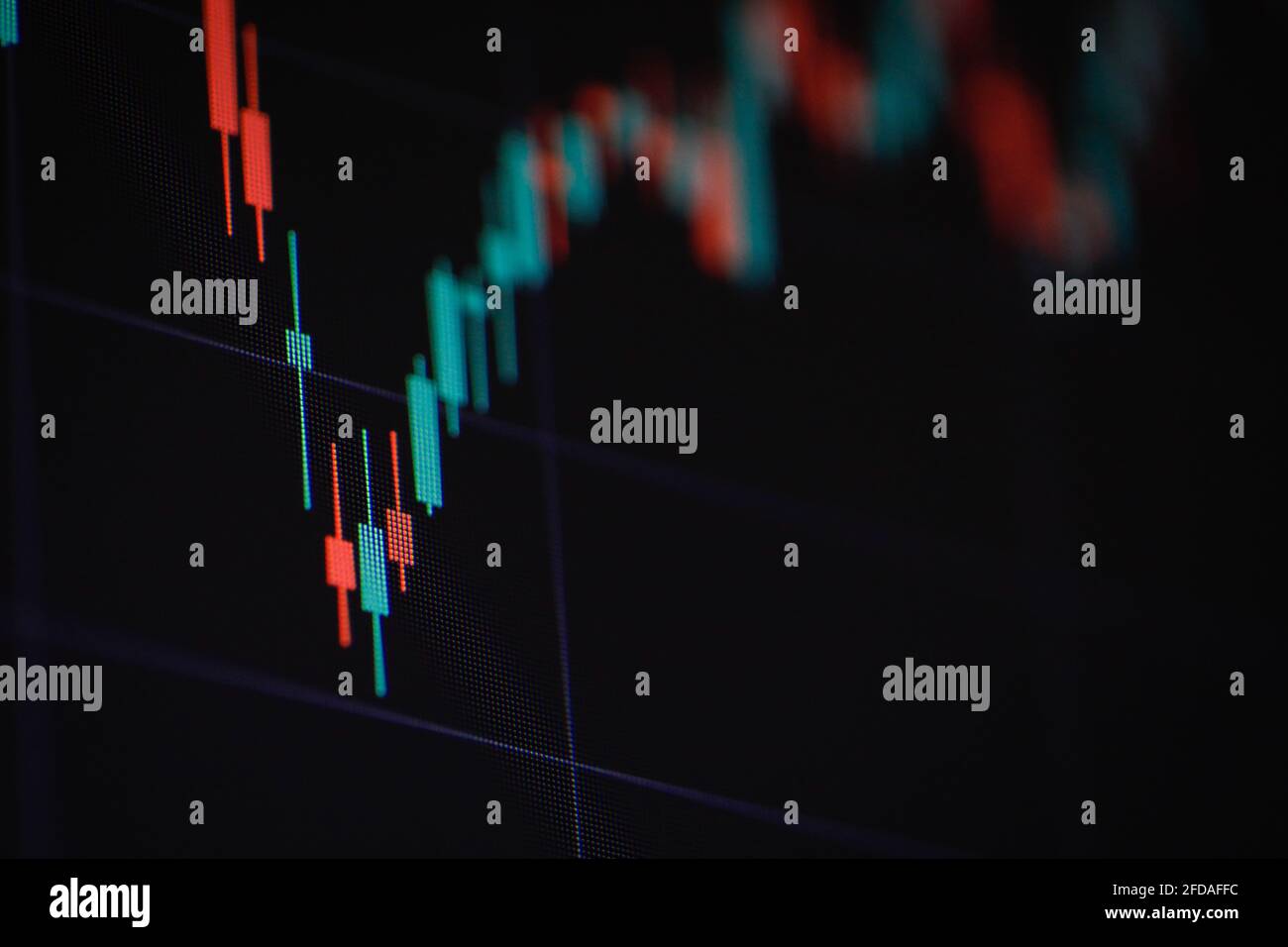 Geringe Schärfentiefe (selektiver Fokus) mit Details eines Candlestick-Diagramms auf einem Computerbildschirm. Stockfoto