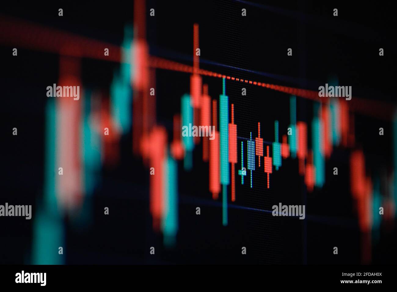Geringe Schärfentiefe (selektiver Fokus) mit Details eines Candlestick-Diagramms auf einem Computerbildschirm. Stockfoto