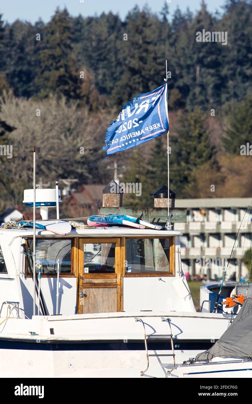 Eine zerfetzte Trump 2020-Flagge auf einem Luxusboot Stockfoto