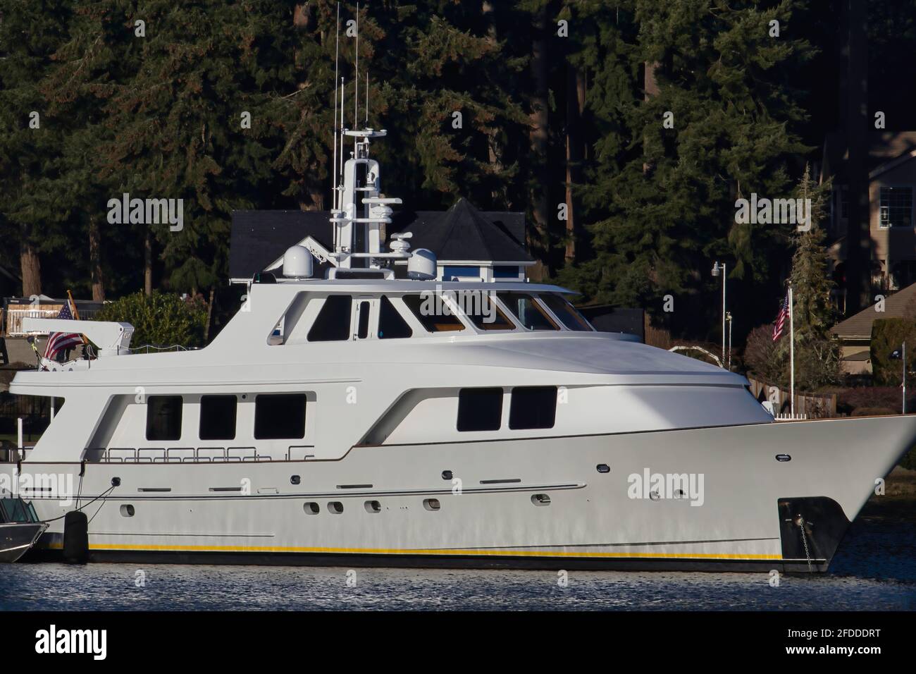 Großes Luxusboot, das im Hafen von Gig festgemacht ist Stockfoto