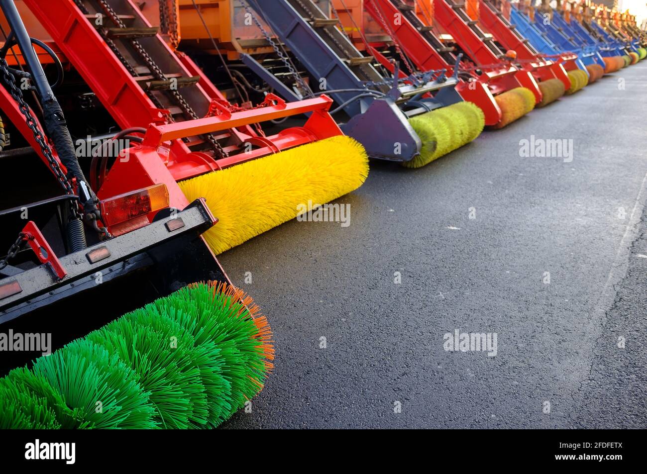 Der Transport zur Reinigung von Straßen in der Stadt vor Schmutz ist immer bereit für die Arbeit. Maschinen mit Bürsten zum Entfernen von Schmutz von den Straßen. Stockfoto