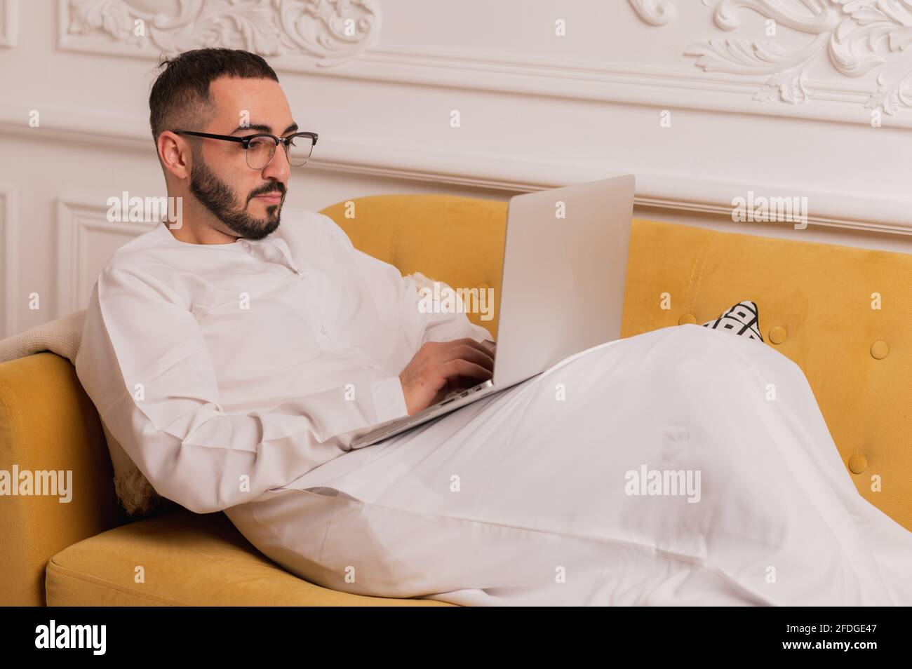 arabischer Programmierer, der zu Hause am Laptop arbeitet Stockfoto