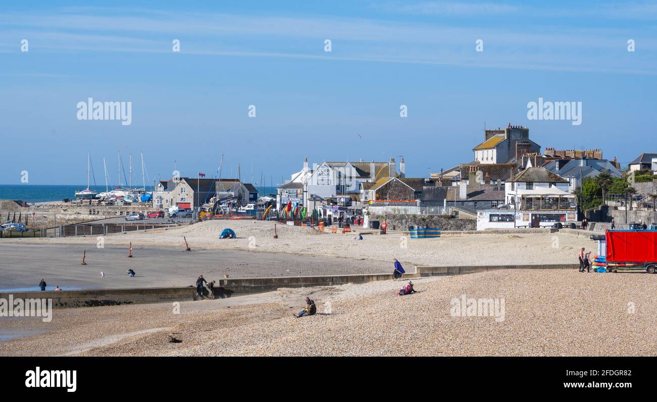 Lyme Regis, Dorset, Großbritannien. April 2021. Wetter in Großbritannien. Ein schöner Start in den Tag bei Lyme Regis. Das hübsche Resort ist von Frühlingssonne und blauem Himmel gebadet. Kredit: Celia McMahon/Alamy Live Nachrichten Stockfoto