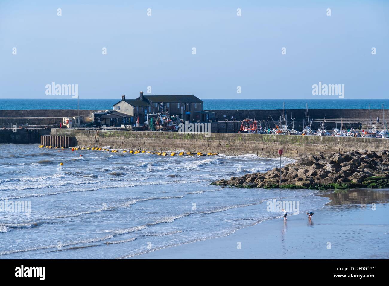 Lyme Regis, Dorset, Großbritannien. April 2021. Wetter in Großbritannien. Ein schöner Start in den Tag bei Lyme Regis. Das hübsche Resort ist von Frühlingssonne und blauem Himmel gebadet. Kredit: Celia McMahon/Alamy Live Nachrichten Stockfoto