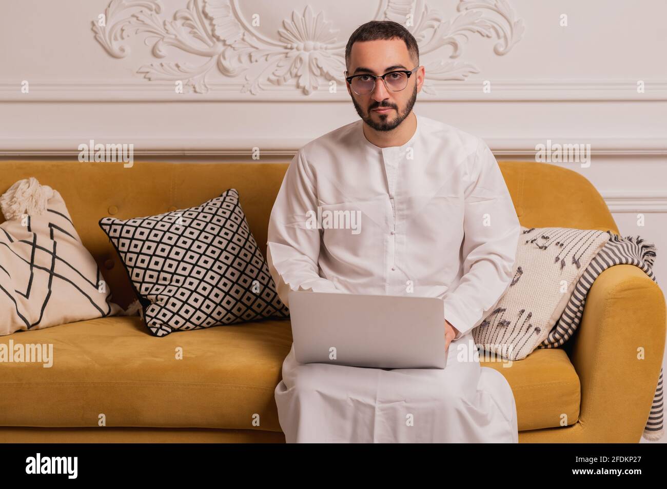 arabischer Programmierer, der zu Hause am Laptop arbeitet Stockfoto