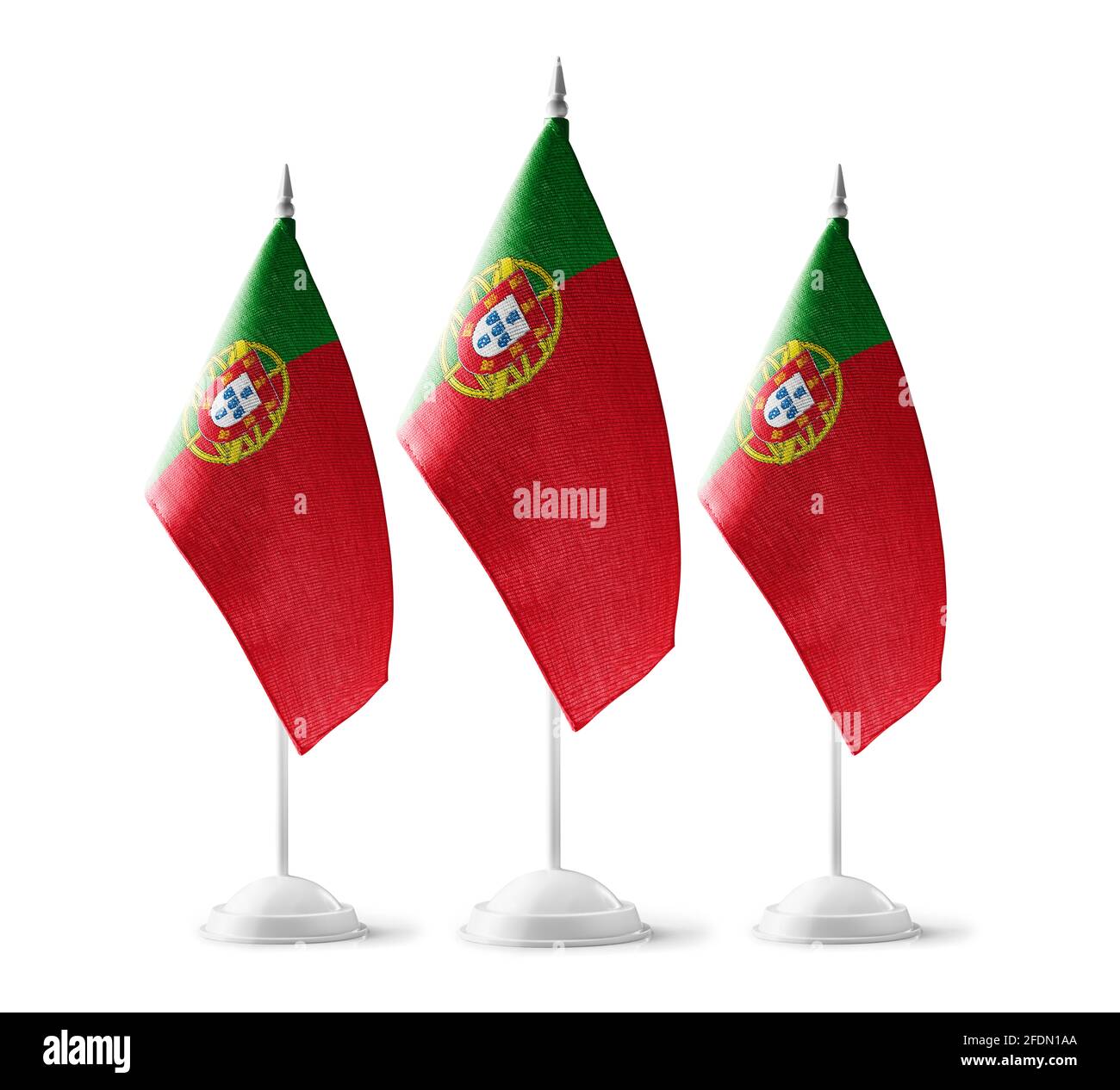 Kleine Nationalflaggen der Portugiesen auf weißem Hintergrund Stockfoto