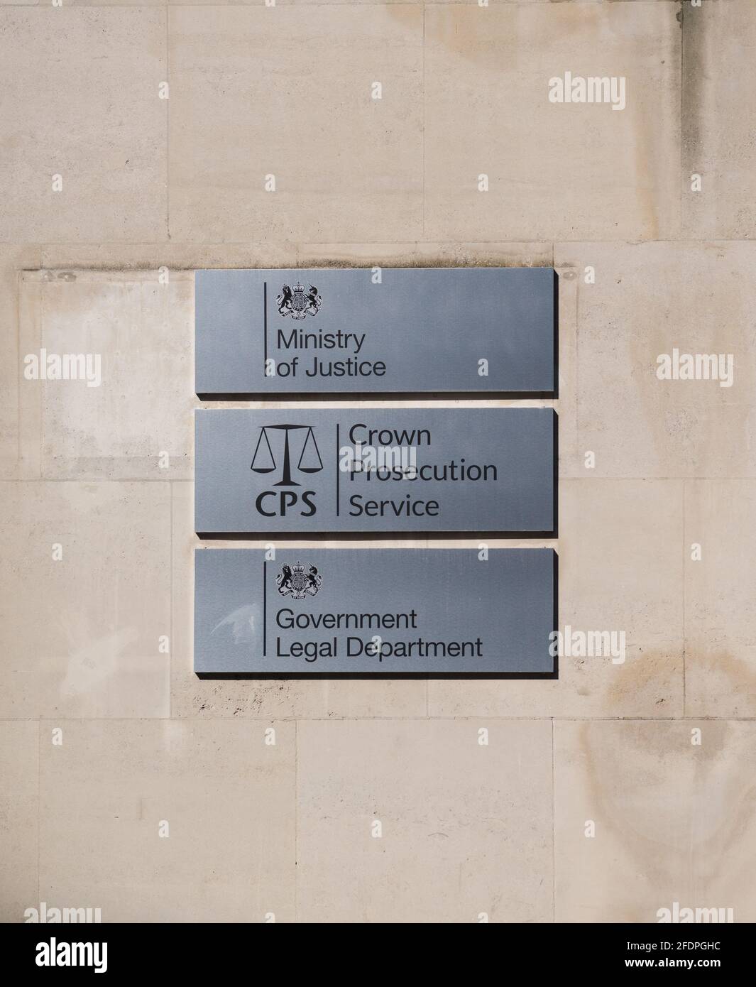 Schilder an einer Wand des Gebäudes der Crown Prosecution Service, des Justizministeriums und der Rechtsabteilung der Regierung. Westminster, London, England, Großbritannien Stockfoto