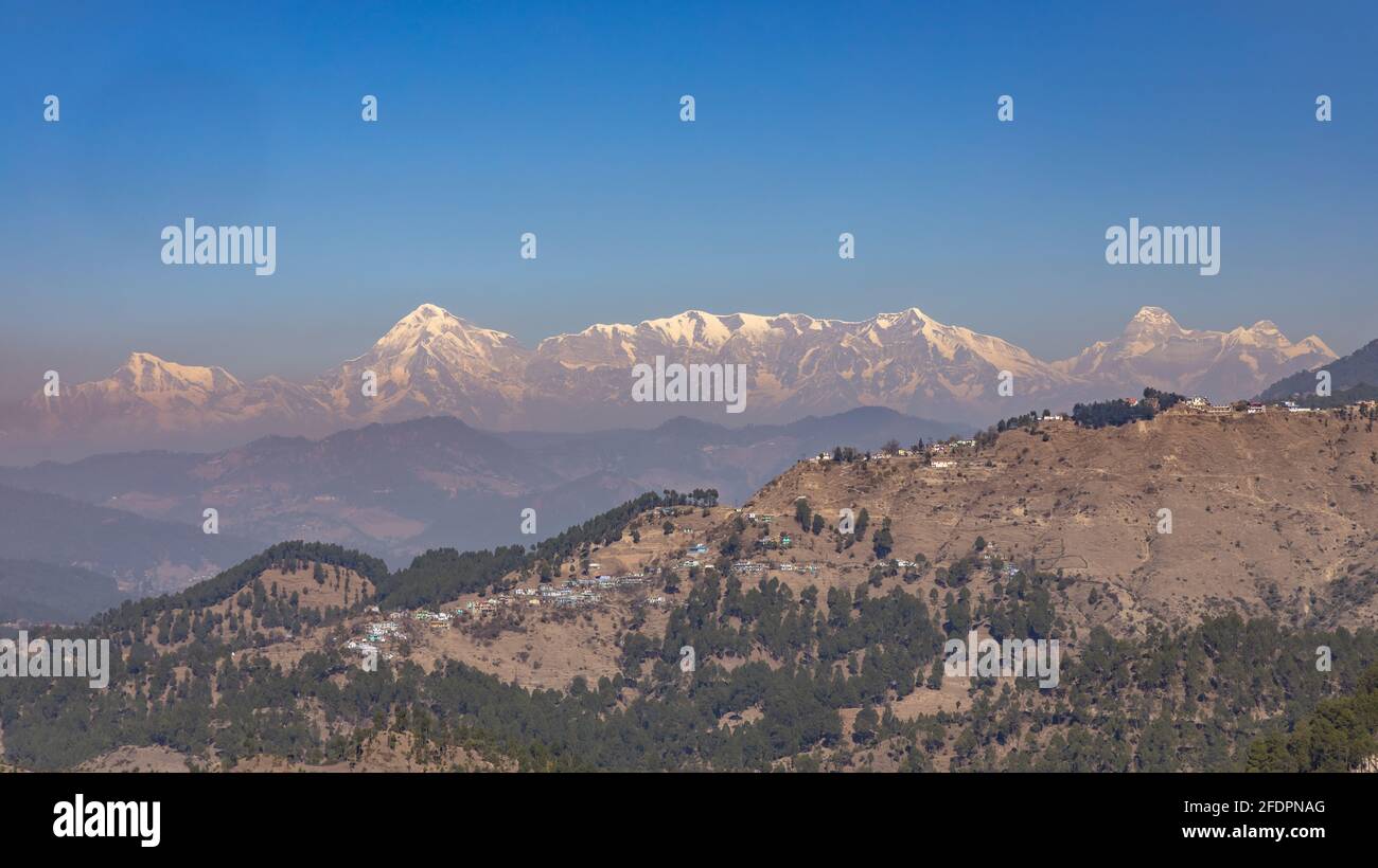 Blick auf die schneebedeckten Himalaya-Gipfel der Nanda Devi-Bergkette Stockfoto