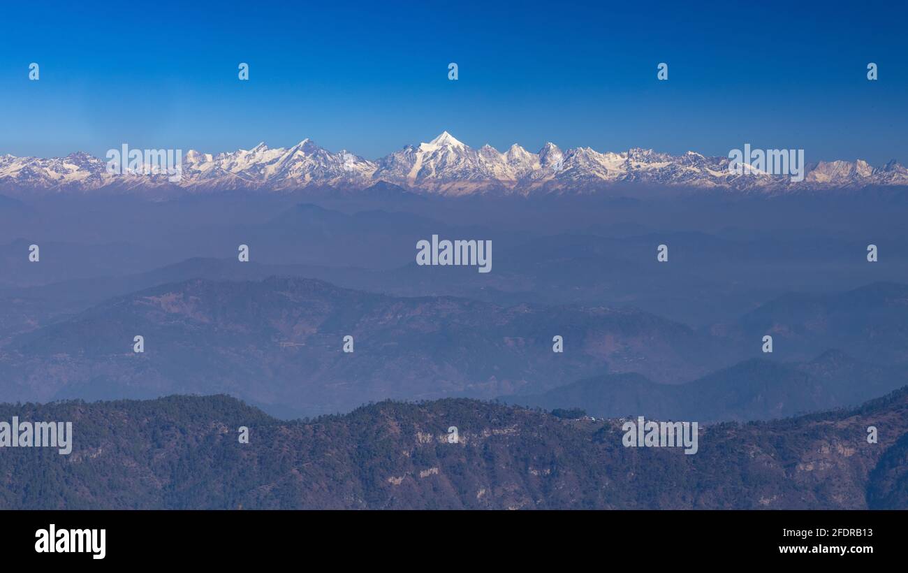 Panoramablick auf die Himalaya-Bergketten und Nanda Devi Gipfel in der Mitte von einer Bergstation Almora in Uttarakhand Indien am 12. Januar 2021 Stockfoto