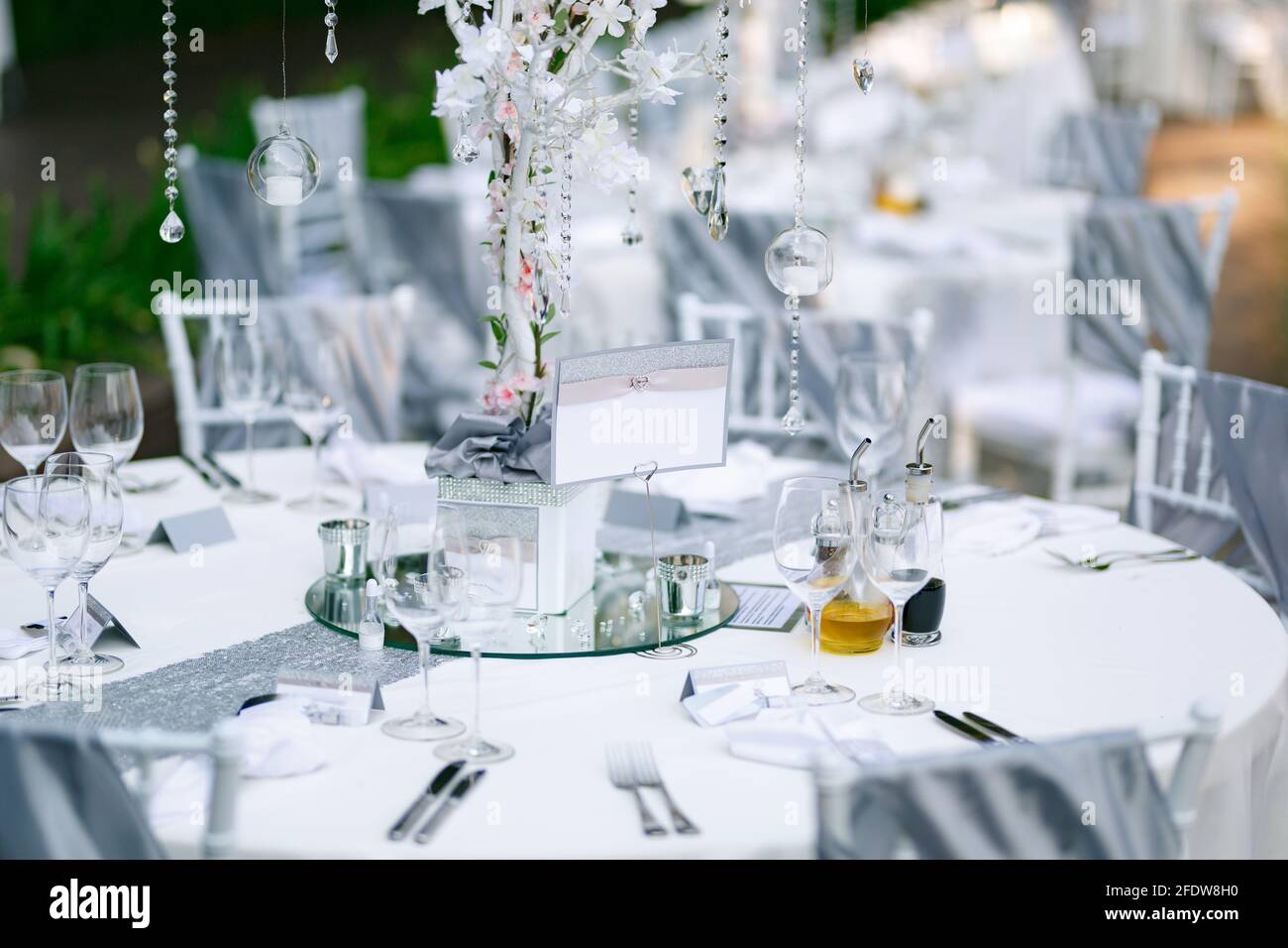 Leerer Teller steht auf einem wunderschön servierten Urlaubstisch bedeckt Mit einer weißen Tischdecke Stockfoto