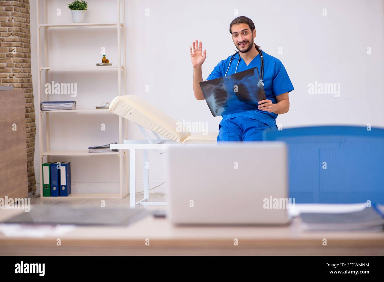 Junger Arzt Radiologe im Krankenhaus Stockfoto